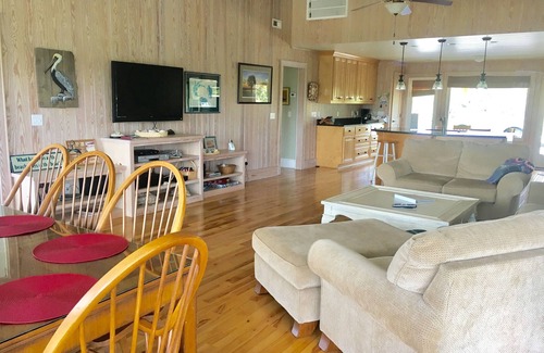 Seabrook Island House | Great Location! Walk to Beach/Club! Screened in Porch w/Ocean View! Sleeps 8! Amenity Cards!