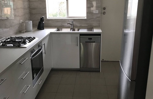 Gilberton Apartment | GREAT/SPACIOUS TWO BEDROOM GROUND FLOOR UNIT ONLY 5 MINUTES FROM THE CITY!