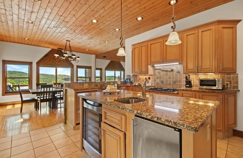 Beech Mountain House | Great Views, Hot Tub, Pool Table, Media Room, 5 Bedrooms w/Ensuite Baths, Ski!