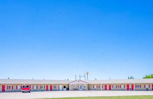 La Crosse Hotel | Green Acre Motel by OYO Near Rush County Airport