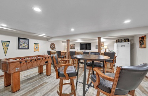 Green Bay House | Green Bay Lambeau & Titletown District Large House, close walk to Lambeau Field