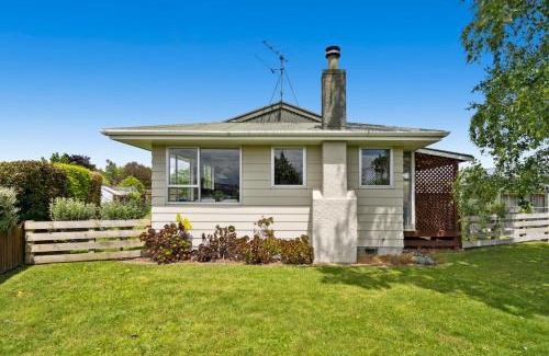 Carterton House | Green Grove - Carterton Holiday Home