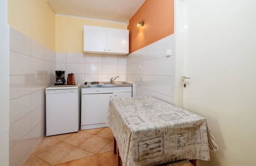 Jadranovo Apartment | Green terrace just 100 metres from the beach