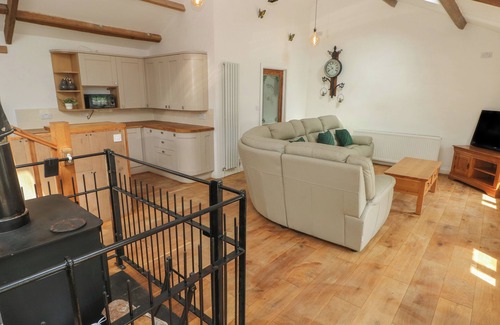 Port Talbot House | GREENHEART COTTAGE, pet friendly, with hot tub in Pontrhydyfen