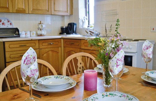 Llansantffraed Cottage | Greenmeadow Bungalow