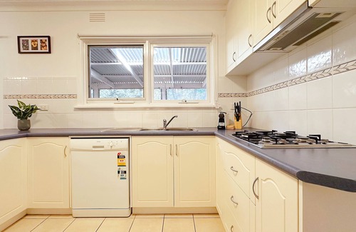 Greensborough House | Greenmeyer Retreat/Near Train Station/Shopping