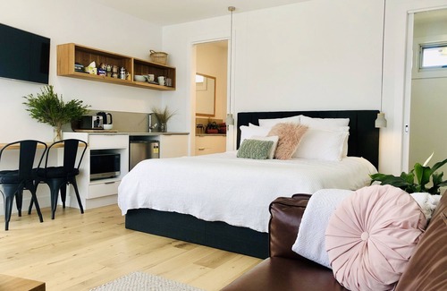 Inverloch Bed & Breakfast | Grevillea King Suite. Inlet Waters Escape. Stroll the inlet & nature boardwalk.