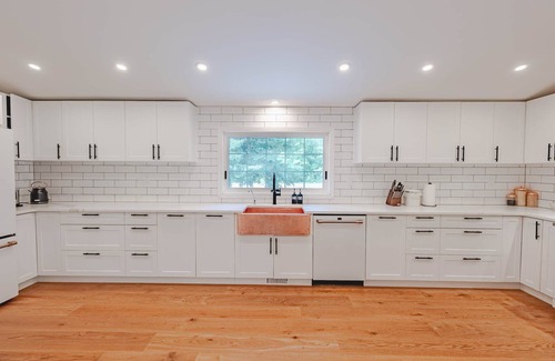 Sharbot Lake House | Grey Owl - Bright 5 Bedroom Cottage