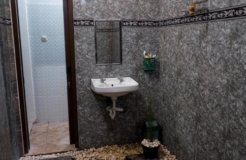 Kecamatan Sukamulia House | Griya Asri Homestay Near Tetebatu Waterfall