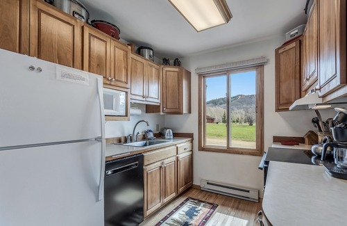 Clark Cabin | Grizzly - Stunning mountain views on the Elk River