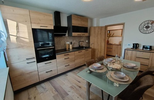 Waldershof Apartment | Großzügige Moderne Ferienwohnung am Alpakahof. Kinderfreundlich