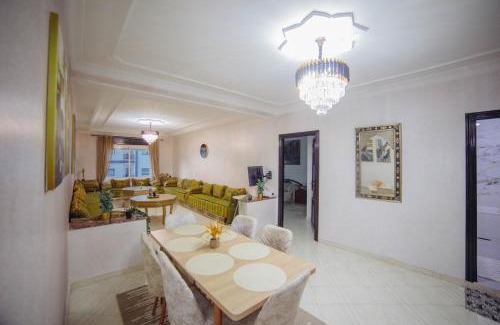 Tangier Apartment | Grote gezinnen 185m2 met privéparking en Zeezicht!