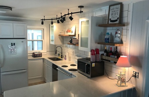 Surf City House | Ground Floor Beach Cottage, block from ocean, shops & restaurants