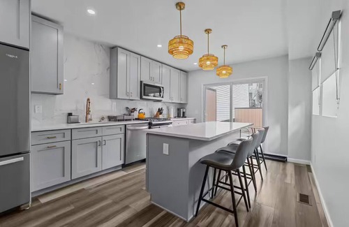 East Allegheny House | Group-Friendly 4 Bedroom/5 Bathroom Pets OK Close to Stadium 2 Car Pvt Parking