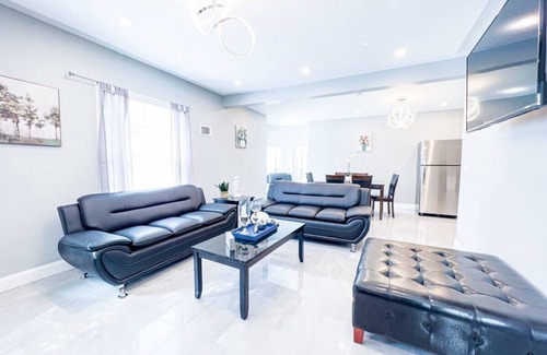 Downtown Niagara Falls House | Group Friendly 6BR Near Aquarium & Falls