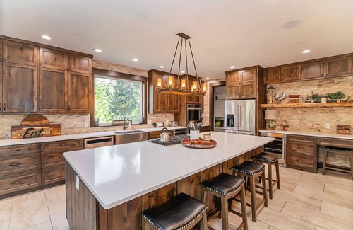 Cle Elum House | Group friendly, mt-view home with firepit, bunk house and screened-in dining