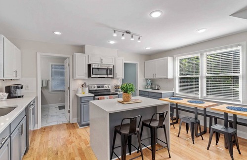 Downtown House | Group-Friendly Stay | Sleeps 17+ | Walk to City