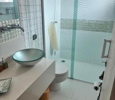 Guaratuba House | Guaratuba 2 Bertioga sobrado cinematográfico praia a 200 metros da portaria