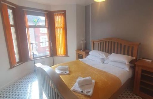 Six Bells House | Guardian View