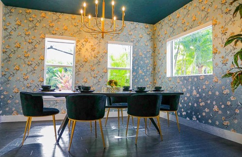 Bayside Historic District House | GUCCI MANOR 8 Bedrooms & Hot Tub