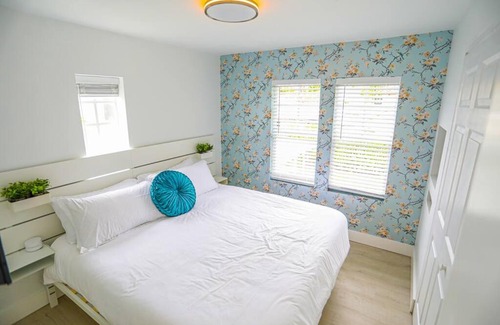 Bayside Historic District House | GUCCI MANOR 8 Bedrooms & Hot Tub