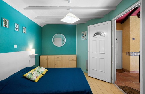 Saint-Sulpice-de-Roumagnac Bed & Breakfast | Guest Rooms 'Le Pré Fleuri 3' with Shared Pool, Shared Terrace and Wi-Fi