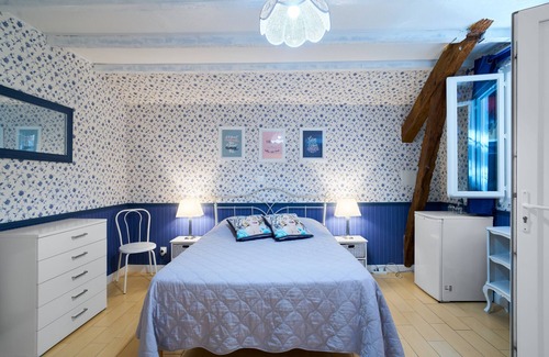 Saint-Sulpice-de-Roumagnac Bed & Breakfast | Guest Rooms 'Le Pré Fleuri 5' with Shared Pool, Communal Terrace and Wi-Fi