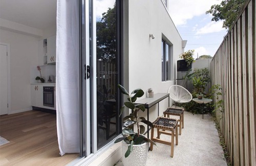 Currumbin House | Guest Abode - walk to beach and Currumbin wildlife sanctuary