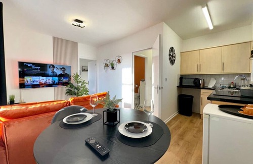 Cradley Apartment | Guest Choice! Apartment Smart Tv Parking Sofa Bed