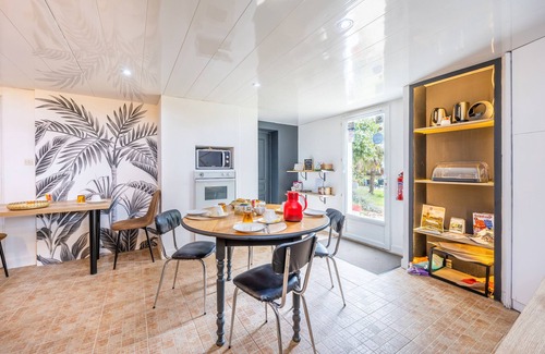 Saint-Michel-Mont-Mercure Bed & Breakfast | Guest Room 'Chambre Arum 6min from Puy du Fou' with Shared Garden and Wi-Fi