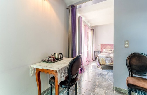 Rasteau Apartment | Guest House 'Chambre Double' with Shared Pool, Private Terrace and Wi-Fi