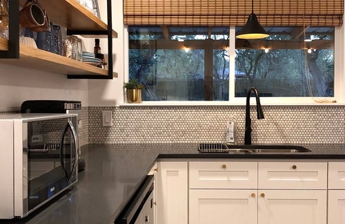 West Oak Hill Cottage | Guest House On Wooded Acre