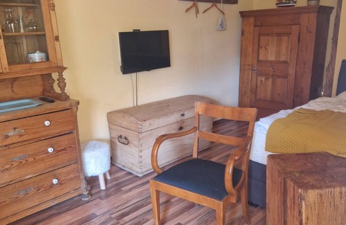 Striesen House | Guest House 'Romantikzimmer in Striesen' with Shared Terrace, Shared Garden and Wi-Fi