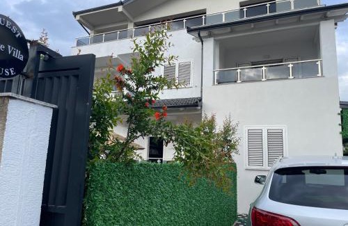 Kamez House | Guest House White Villa