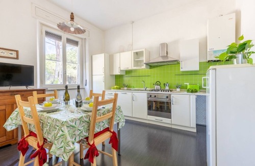 Pisa Apartment | GuestHost - Station Oasis with Parking and Garden