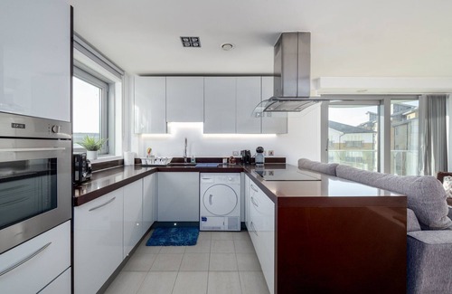 St. Mary's Park Apartment | GuestReady - 2BR in Battersea with Balcony