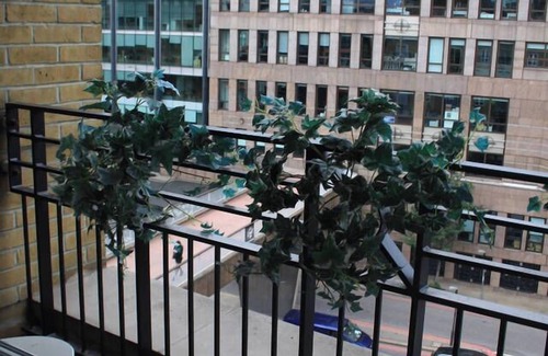 Queenhithe Apartment | GuestReady - Cosy ensuite room with balcony