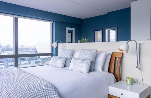 Grand Canal Dock Apartment | GuestReady - Enchanting views from Millenium Tower