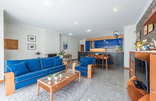 Fao Apartment | GuestReady - Parrot in the Lilies