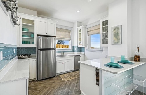 Sunnyside House | Gulf front retreat with pool, hot tub, & beach service—perfect for family groups