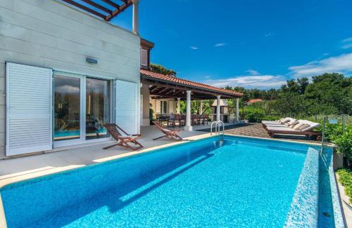 Mirce Villa | Gumonian
