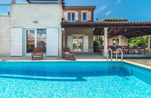 Mirce Villa | Gumonian