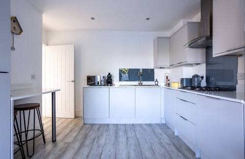 Llanfaelog House | Gwel y Mynydd : Modern 3‑Bed Home with Enclosed Garden in Llanfaelog | Managed by Anglesey Holiday L