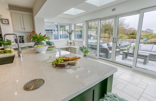 Llanddona Cottage | Gwynaeth Gwyn - a hot tub that sleeps 16 guests in 8 bedrooms