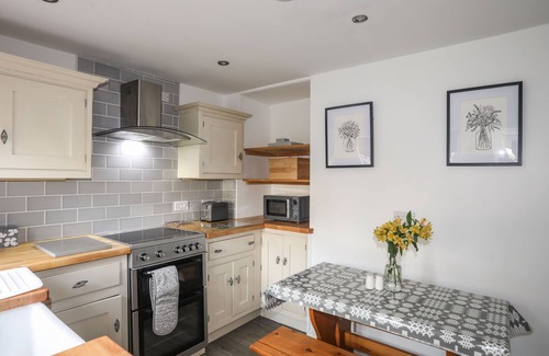 Llanystumdwy Cottage | GWYNLE - LLANYSTUMDWY, romantic, with a garden in Criccieth