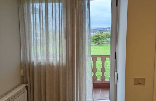 Figueras (Castropol) Apartment | Habitación Doble en Amplia Casa Restaurada con Zonas Comunes y Jardín