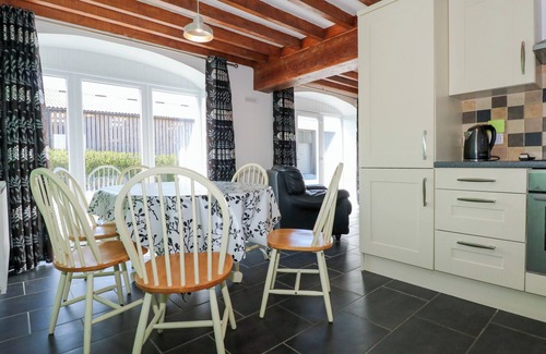 Caernarfon Cottage | HAFOD, family friendly, with a garden in Pontllyfni