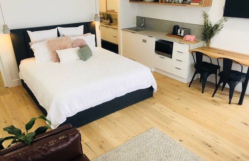 Inverloch Bed & Breakfast | Hakea King Suite- Inlet Waters Escape. Stroll the inlet & nature boardwalk