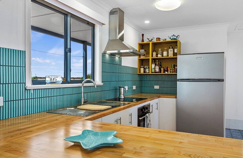 Minlacowie House | Halcyon Hardwicke Bay - Esplanade position! Off peak special! Free WiFi!