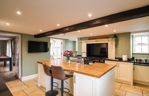 Glentham House | HALL FARM, pet friendly, luxury holiday cottage, with pool in Lincoln